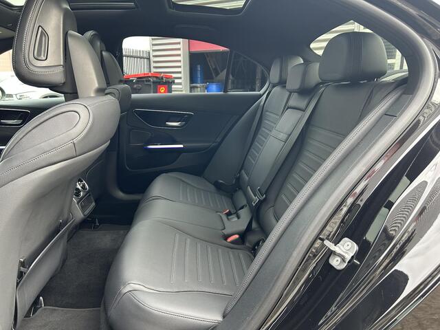 Mercedes-Benz C-KLASSE 180 Star Edition AMG | Night Pakket | Panoramadak | Sierdelen Lindehout Antraciet | Apple CarPlay | Android Auto | Dodehoekassistent | Elektrisch Verstelbare Stoelen + Memory | Stoelverwarming | Sfeerverlichting | Achteruitrijcamera