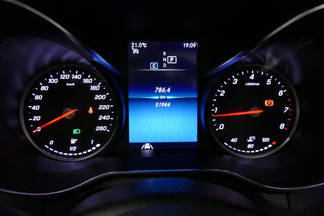Mercedes-Benz C-KLASSE Cabrio 180 AMG Line / C63S AMG Diffuser / Nekverwarming - Airscarf / Panamericana Grille / Stoelverwarming / Apple Carplay - Android Auto / Full LED / Ambienteverlichting / Achteruitrijcamera / Cruise Control / Dodehoekdetectie / 20'' LMV
