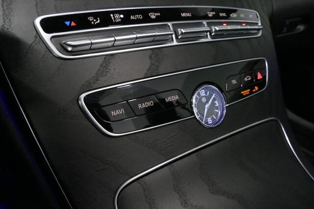 Mercedes-Benz C-KLASSE Cabrio 180 AMG Line / C63S AMG Diffuser / Nekverwarming - Airscarf / Panamericana Grille / Stoelverwarming / Apple Carplay - Android Auto / Full LED / Ambienteverlichting / Achteruitrijcamera / Cruise Control / Dodehoekdetectie / 20'' LMV