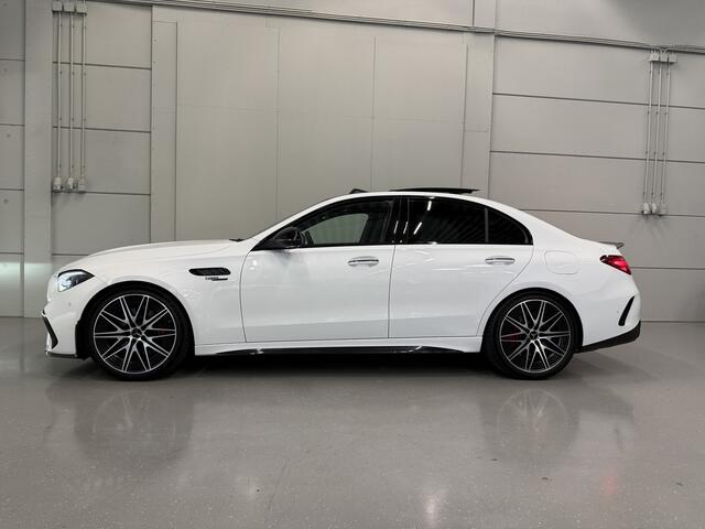 Mercedes-Benz C-KLASSE AMG 63 S E Performance PANO/TREKHAAK/BURMESTER/ACHTERAS-BESTURING/VENTILATIE+MEMORY/360CAMERA/20"AMG/LASER/ACC/OPALITHWEISS METALLIC/AUTO VERKEERT IN ABSOLUTE NIEUWSTAAT/BTW-AUTO