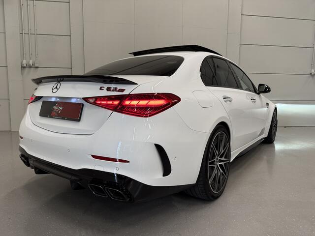 Mercedes-Benz C-KLASSE AMG 63 S E Performance PANO/TREKHAAK/BURMESTER/ACHTERAS-BESTURING/VENTILATIE+MEMORY/360CAMERA/20"AMG/LASER/ACC/OPALITHWEISS METALLIC/AUTO VERKEERT IN ABSOLUTE NIEUWSTAAT/BTW-AUTO
