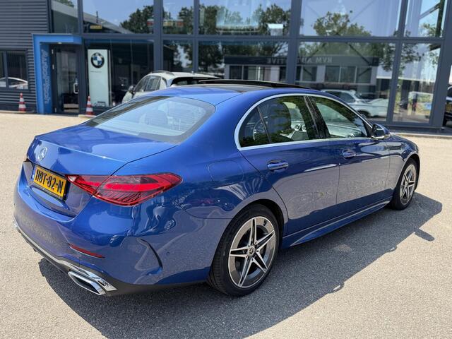 Mercedes-Benz C-KLASSE 300 e AMG Line Limited PHEV | VAN ¤ 42.900,- VOOR ¤ 39.877,- | UW WK-VOORDEEL: ¤ 3.023,- | PANORAMADAK | DISTRONIC (ACC) | ACHTERUITRIJCAMERA | DODEHOEKASSISTENT | AMBIENT LIGHTING | MERCEDES-DEALER ONDERHOUDEN | RIJKLAAR MET 12 MAANDEN BOVAG GARANTIE |
