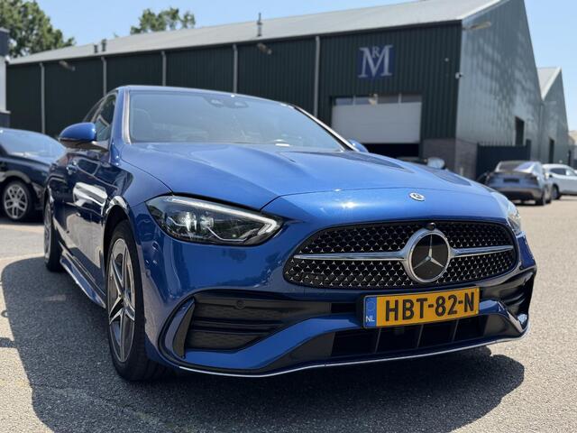 Mercedes-Benz C-KLASSE 300 e AMG Line Limited PHEV | VAN ¤ 42.900,- VOOR ¤ 39.877,- | UW WK-VOORDEEL: ¤ 3.023,- | PANORAMADAK | DISTRONIC (ACC) | ACHTERUITRIJCAMERA | DODEHOEKASSISTENT | AMBIENT LIGHTING | MERCEDES-DEALER ONDERHOUDEN | RIJKLAAR MET 12 MAANDEN BOVAG GARANTIE |