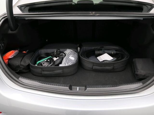 Mercedes-Benz C-KLASSE 300 e Business Solution AMG AMG Line | Panorama Schuif-Kanteldak | Distronic | Alarm | Parkeerpakket met 360°-camera | Memory voorstoelen. Inclusief 24 maanden MB Certified garantie voor Europa.