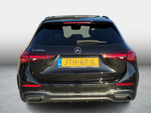 Mercedes-Benz C-KLASSE Estate 300 e Business Solution AMG | Night Pakket | Panoramadak | 360° Camera | Dodehoekassistent | Verkeersbordenassistent | Elektrisch Verstelbare Stoelen + Memory | Stoelverwarming | Sfeerverlichting | Apple CarPlay | Android Auto | Elektrische Achterk