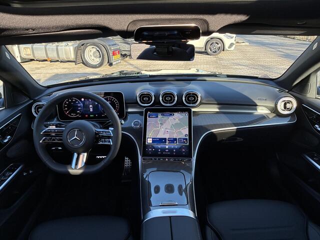 Mercedes-Benz C-KLASSE Estate 300 e Business Solution AMG | Night Pakket | Panoramadak | 360° Camera | Dodehoekassistent | Verkeersbordenassistent | Elektrisch Verstelbare Stoelen + Memory | Stoelverwarming | Sfeerverlichting | Apple CarPlay | Android Auto | Elektrische Achterk