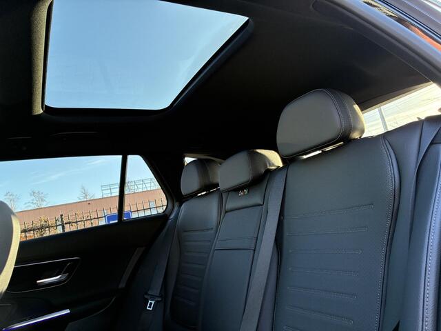 Mercedes-Benz C-KLASSE Estate 300 e Business Solution AMG | Night Pakket | Panoramadak | 360° Camera | Dodehoekassistent | Verkeersbordenassistent | Elektrisch Verstelbare Stoelen + Memory | Stoelverwarming | Sfeerverlichting | Apple CarPlay | Android Auto | Elektrische Achterk
