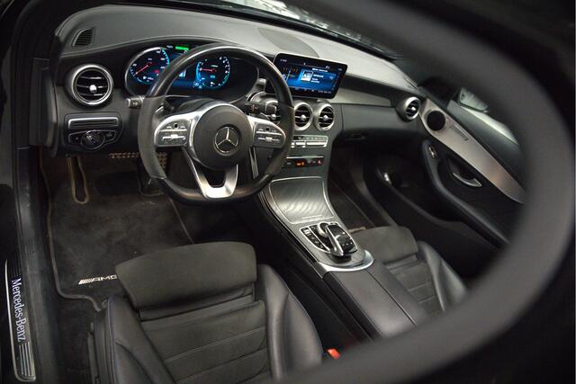 Mercedes-Benz C-KLASSE Estate 300 e Business Solution AMG | Panoramadak | Stoelverwarming | 360 Camera | Dodehoekdetectie | Cruise Control | Apple Carplay | Navigatie | Trekhaak | DAB | Ambiance Verlichting | Multibeam
