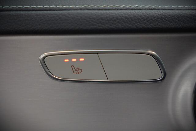 Mercedes-Benz C-KLASSE Estate 300 e Business Solution AMG | Panoramadak | Stoelverwarming | 360 Camera | Dodehoekdetectie | Cruise Control | Apple Carplay | Navigatie | Trekhaak | DAB | Ambiance Verlichting | Multibeam