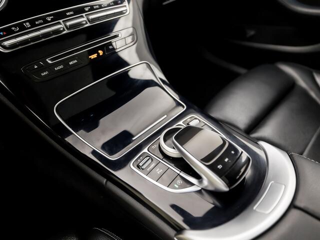 Mercedes-Benz C-KLASSE 180 AMG Sport 156Pk Automaat (PANORAMADAK, NAVIGATIE, LEDER, ELEK SPORTSTOELEN, STOELVERWARMING, ELEK ACHTERKLEP, GETINT GLAS, ZWART HEMEL, NIEUWSTAAT)