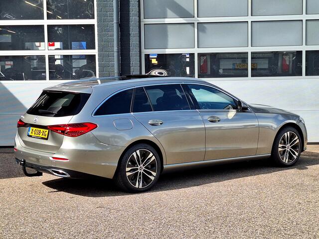 Mercedes-Benz C-KLASSE Estate 300 e Luxury Line | Panoramadak | Trekhaak Afneembaar | Achteruitrijcamera | Memory pakket | Dodehoekassistentie | Stoelverwarming | Sfeerverlichting | Elektrisch Bedienbare Achterklep