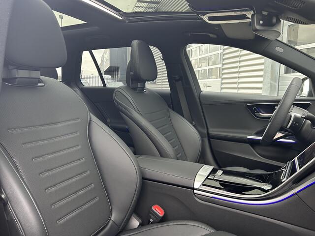Mercedes-Benz C-KLASSE Estate 180 Business Solution AMG | Night Pakket | Panoramadak | 360° Camera | Dodehoekassistent | Sierdelen Lindehout Antraciet | Elektrisch Verstelbare Stoelen + Memory | Apple CarPlay | Android Auto | Sfeerverlichting | Stoelverwarming