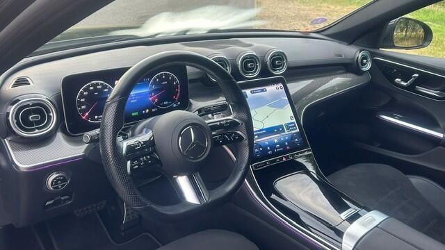 Mercedes-Benz C-KLASSE 200 LAUNCH EDITION AMG LINE NAVIGATIE PREMIUM, APPLE CARPLAY, DAB RADIO, SFEERVERLICHTING, MEMORY STOELEN, STOELVERWARMING, DODEHOEK EN SPOORASSIST, CAMERA, PDC HULP V/A, DIGITAL LICHT, 19"AMG-VELGEN, ENZ. ENZ. FULL OPTIONS!!