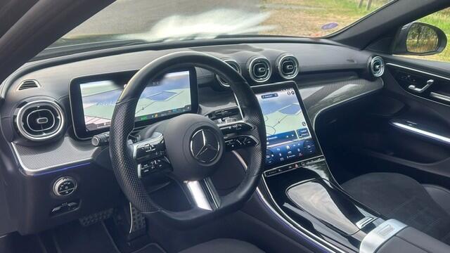 Mercedes-Benz C-KLASSE 200 LAUNCH EDITION AMG LINE NAVIGATIE PREMIUM, APPLE CARPLAY, DAB RADIO, SFEERVERLICHTING, MEMORY STOELEN, STOELVERWARMING, DODEHOEK EN SPOORASSIST, CAMERA, PDC HULP V/A, DIGITAL LICHT, 19"AMG-VELGEN, ENZ. ENZ. FULL OPTIONS!!