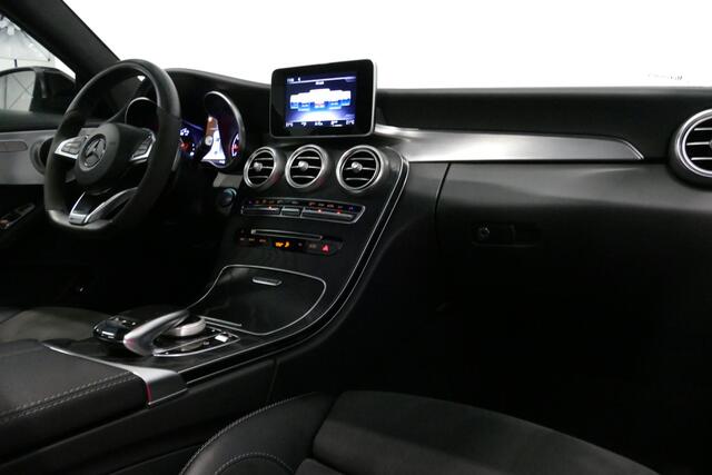 Mercedes-Benz C-KLASSE Coupé 200 AMG Line Night Edition / Panoramadak / Apple Carplay - Android Auto / Stoelverwarming / 19'' LMV / Navigatie / Cruise Control / Night Pakket / LED koplampen / Agility Control