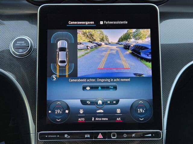Mercedes-Benz C-KLASSE 200 Launch Edition AMG Line / Trekgewicht 1.800 kg / Wegklapbare trekhaak / Glazen schuif- en kanteldak / Cruise control / Achteruitrijcamera / Stoelverwarming / Climate control / Apple Carplay Android Auto /