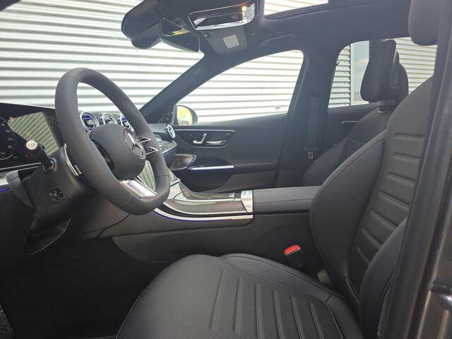 Mercedes-Benz C-KLASSE Estate 300 e Business Solution AMG | Night Pakket | Comfort Pakket Plus | Panoramadak | Burmester 3D Surround | 360° Camera | Dodehoekassistent | Verkeersbordenassistent | DIGITAL LIGHT | Elektrisch Verstelbare Stoelen + Memory | Stoelverwarming | Sfeerverlichting | Apple CarPlay | Android Auto | Elektrische Achterklep | Elektrisch Inklapbare Buitenspiegels | Parkeersensoren