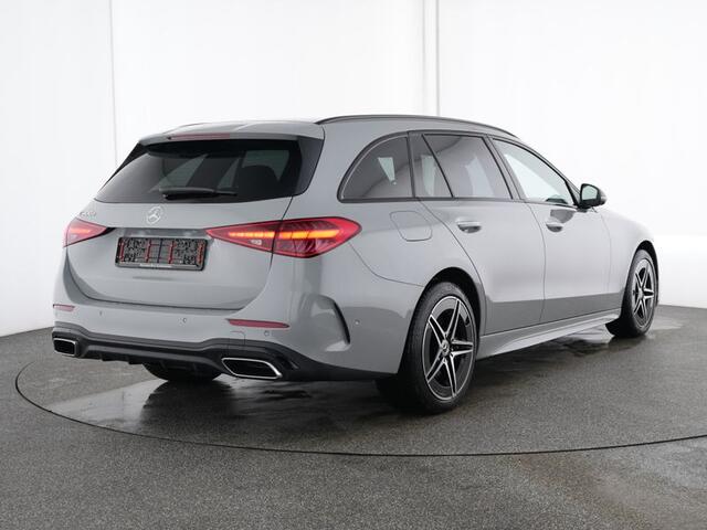 Mercedes-Benz C-KLASSE Estate 300 e AMG Plug-In Hybride AMG Premium Line | Night Pakket | Panorama Schuif-Kanteldak | Trekhaak | Head-up-Display | Stuur en Stoelverwarming. Inclusief 24 maanden MB Certified garantie voor Europa.