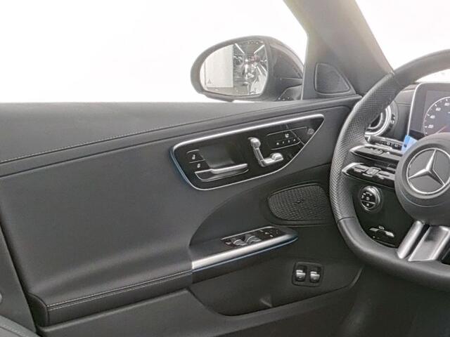 Mercedes-Benz C-KLASSE Estate 300 e AMG Plug-In Hybride AMG Premium Line | Night Pakket | Panorama Schuif-Kanteldak | Trekhaak | Head-up-Display | Stuur en Stoelverwarming. Inclusief 24 maanden MB Certified garantie voor Europa.