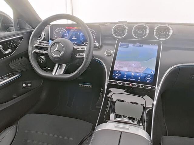 Mercedes-Benz C-KLASSE Estate 300 e AMG Plug-In Hybride AMG Premium Line | Night Pakket | Panorama Schuif-Kanteldak | Trekhaak | Head-up-Display | Stuur en Stoelverwarming. Inclusief 24 maanden MB Certified garantie voor Europa.