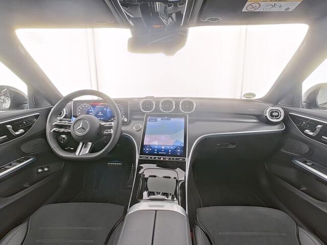 Mercedes-Benz C-KLASSE Estate 300 e AMG Plug-In Hybride AMG Premium Line | Night Pakket | Panorama Schuif-Kanteldak | Trekhaak | Head-up-Display | Stuur en Stoelverwarming. Inclusief 24 maanden MB Certified garantie voor Europa.