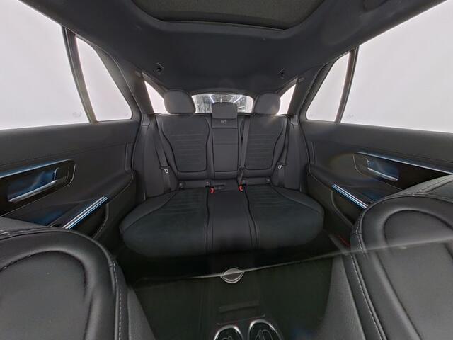 Mercedes-Benz C-KLASSE Estate 300 e AMG Plug-In Hybride AMG Premium Line | Night Pakket | Panorama Schuif-Kanteldak | Trekhaak | Head-up-Display | Stuur en Stoelverwarming. Inclusief 24 maanden MB Certified garantie voor Europa.
