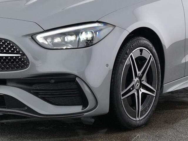 Mercedes-Benz C-KLASSE Estate 300 e AMG Plug-In Hybride AMG Premium Line | Night Pakket | Panorama Schuif-Kanteldak | Trekhaak | Head-up-Display | Stuur en Stoelverwarming. Inclusief 24 maanden MB Certified garantie voor Europa.