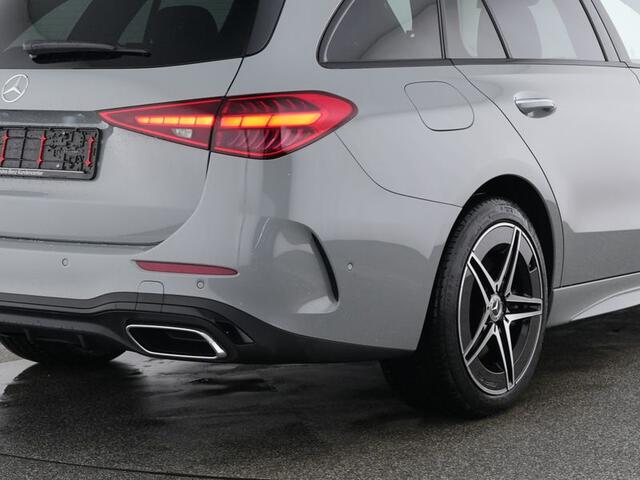 Mercedes-Benz C-KLASSE Estate 300 e AMG Plug-In Hybride AMG Premium Line | Night Pakket | Panorama Schuif-Kanteldak | Trekhaak | Head-up-Display | Stuur en Stoelverwarming. Inclusief 24 maanden MB Certified garantie voor Europa.
