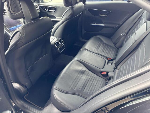 Mercedes-Benz C-KLASSE 300 e AMG Line | Panoramadak | Stoelverwarming | 360 Camera | Memory Seats | Dodehoekdetectie | Keyless | Ambiance Verlichting | Cruise Control | Navigatie | Leer