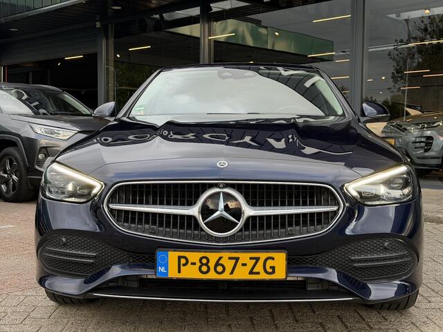 Mercedes-Benz C-KLASSE 300 e Luxury Line WEG KLAPBARE TREKHAAK | SFEER VERLICHTING | 360 GRADEN CAMERA | ELEKTRISCH VERSTELBARE STOELEN | STOELVERWARMING | STUURVERWARMING | STOELKOELING | PANORAMADAK | NAVIGATIE | LED | DODEHOEK DETECTIE | APPLE CARPLAY / ANDROID AUTO | ADAPTIEVE CRUISECONTROL |
