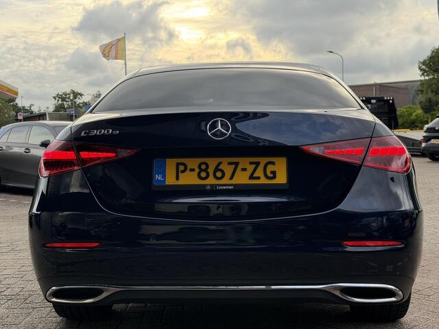 Mercedes-Benz C-KLASSE 300 e Luxury Line WEG KLAPBARE TREKHAAK | SFEER VERLICHTING | 360 GRADEN CAMERA | ELEKTRISCH VERSTELBARE STOELEN | STOELVERWARMING | STUURVERWARMING | STOELKOELING | PANORAMADAK | NAVIGATIE | LED | DODEHOEK DETECTIE | APPLE CARPLAY / ANDROID AUTO | ADAPTIEVE CRUISECONTROL |