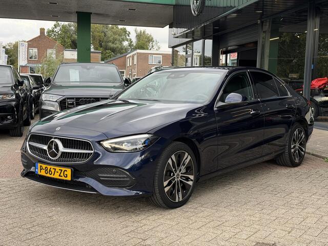 Mercedes-Benz C-KLASSE 300 e Luxury Line WEG KLAPBARE TREKHAAK | SFEER VERLICHTING | 360 GRADEN CAMERA | ELEKTRISCH VERSTELBARE STOELEN | STOELVERWARMING | STUURVERWARMING | STOELKOELING | PANORAMADAK | NAVIGATIE | LED | DODEHOEK DETECTIE | APPLE CARPLAY / ANDROID AUTO | ADAPTIEVE CRUISECONTROL |