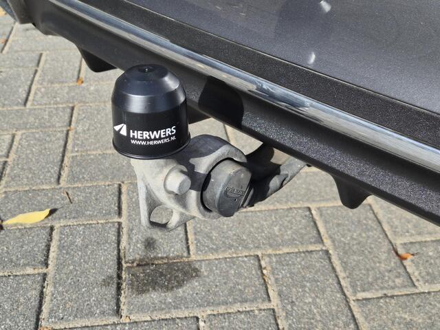 Mercedes-Benz C-KLASSE 300 e AMG Line / SOH 99,8% / Elektrische trekhaak / Stoelverwarming / Elektrische achterklep / Trekgewicht 1800 kg / Burmester Audio Systeem / Adaptief cruise control / Achteruitrijcamera / Apple Carplay Android Auto /