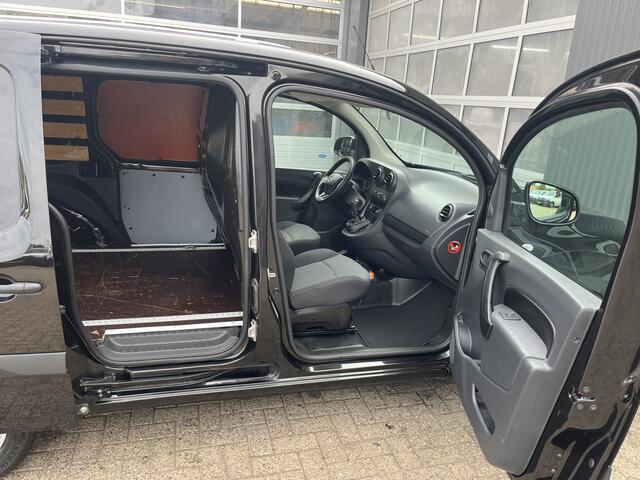 Mercedes-Benz CITAN 111 CDI BlueEFFICIENCY Btw en Bpm vrij!! Airco Cruise controle Trekhaak 1050kg trekgewicht Parkeer sensoren achter Navigatiesysteem Telefoonverbinding Euro 6
