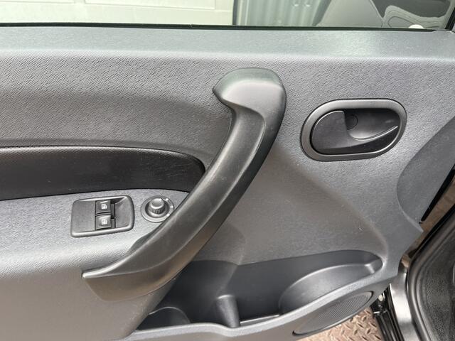 Mercedes-Benz CITAN 111 CDI BlueEFFICIENCY Btw en Bpm vrij!! Airco Cruise controle Trekhaak 1050kg trekgewicht Parkeer sensoren achter Navigatiesysteem Telefoonverbinding Euro 6