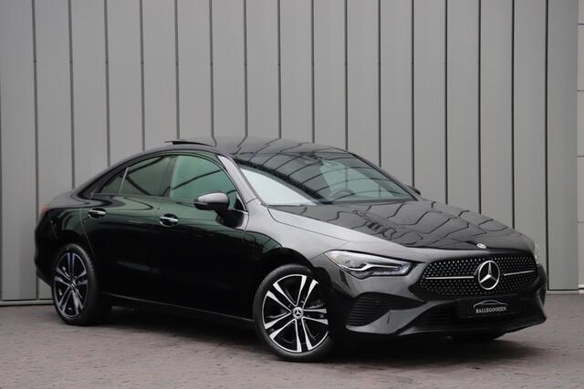 Mercedes-Benz CLA-KLASSE 180 Luxury Line | Aut7 | Panoramadak | Distronic | Sfeerverlichting | Leder | Stuurwielverw. | Stoelverw. | Facelift | 2023.
