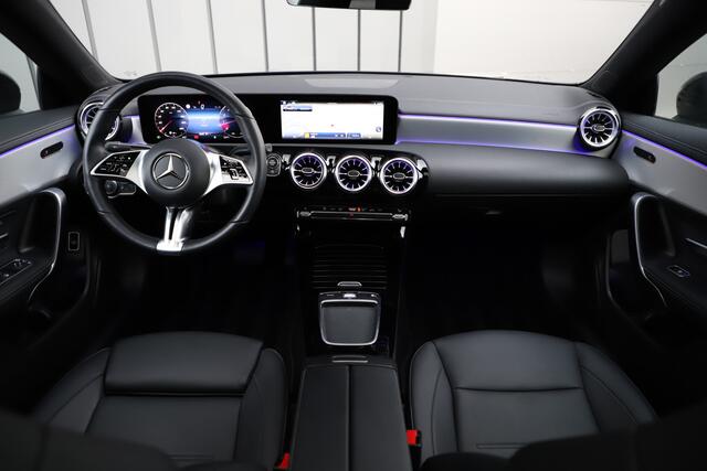 Mercedes-Benz CLA-KLASSE 180 Luxury Line | Aut7 | Panoramadak | Distronic | Sfeerverlichting | Leder | Stuurwielverw. | Stoelverw. | Facelift | 2023.