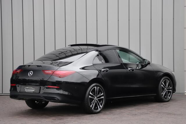 Mercedes-Benz CLA-KLASSE 180 Luxury Line | Aut7 | Panoramadak | Distronic | Sfeerverlichting | Leder | Stuurwielverw. | Stoelverw. | Facelift | 2023.