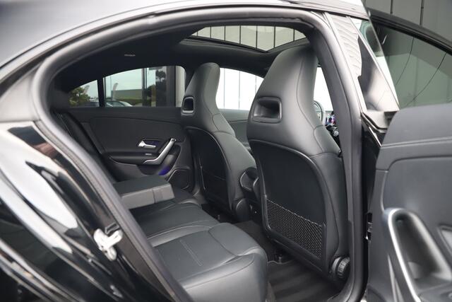 Mercedes-Benz CLA-KLASSE 180 Luxury Line | Aut7 | Panoramadak | Distronic | Sfeerverlichting | Leder | Stuurwielverw. | Stoelverw. | Facelift | 2023.