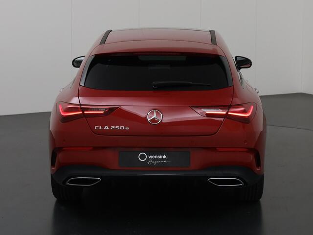 Mercedes-Benz CLA-KLASSE 250 e Shooting Brake Star Edition | AMG Pakket | Panoramadak | Sfeerverlichting | Multibeam LED | Keyless Go | Stoelverwarming | Night Pakket |