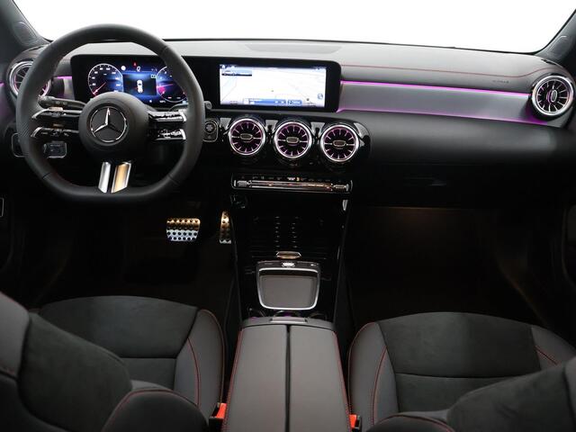 Mercedes-Benz CLA-KLASSE Shooting Brake 180 AMG Line | Night Pakket | 19 inch | Panoramadak | Keyless | Sfeerverlichting |