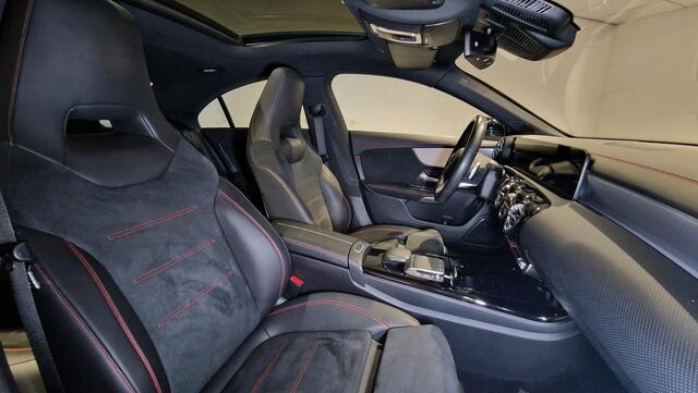 Mercedes-Benz CLA-KLASSE 180 Business Solution AMG | Panoramadak | Sfeerverlichting