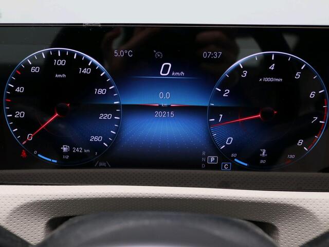 Mercedes-Benz CLA-KLASSE 180 Business Solution Luxury | Trekhaak | Panorama Schuif-Kanteldak | Memory pakket voorstoelen | Sfeerverlichting | Achteruitrijcamera | Inclusief 24 maanden MB Certified garantie voor Europa.