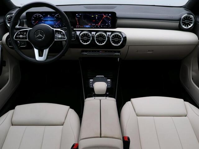Mercedes-Benz CLA-KLASSE 180 Business Solution Luxury | Trekhaak | Panorama Schuif-Kanteldak | Memory pakket voorstoelen | Sfeerverlichting | Achteruitrijcamera | Inclusief 24 maanden MB Certified garantie voor Europa.