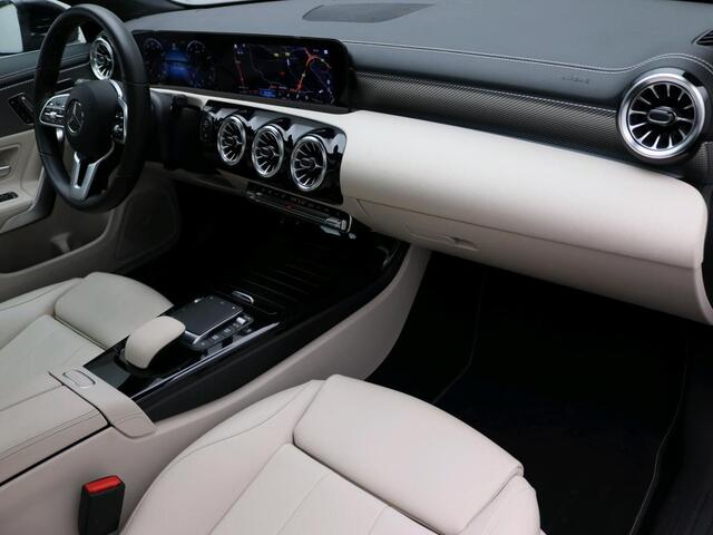 Mercedes-Benz CLA-KLASSE 180 Business Solution Luxury | Trekhaak | Panorama Schuif-Kanteldak | Memory pakket voorstoelen | Sfeerverlichting | Achteruitrijcamera | Inclusief 24 maanden MB Certified garantie voor Europa.