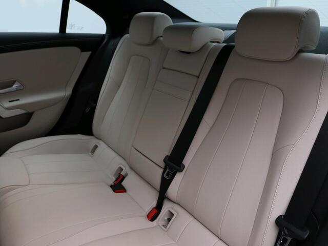 Mercedes-Benz CLA-KLASSE 180 Business Solution Luxury | Trekhaak | Panorama Schuif-Kanteldak | Memory pakket voorstoelen | Sfeerverlichting | Achteruitrijcamera | Inclusief 24 maanden MB Certified garantie voor Europa.