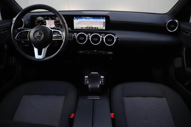 Mercedes-Benz CLA-KLASSE Shooting Brake 180 Business Solution Automaat Panoramadak Widescreen Full LED Stoelverwarming Navigatie Achteruitrijcamera Clima Cruise Control