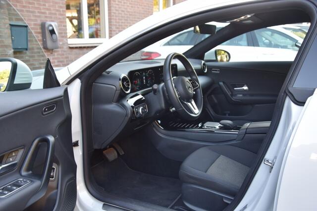 Mercedes-Benz CLA-KLASSE 180 BUSINESS LINE