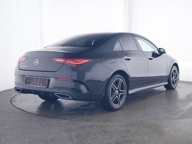 Mercedes-Benz CLA-KLASSE 250 e AMG Plug-In Hybride | AMG Line | Panorama Schuif-Kanteldak | NIght Pakket | Sfeerverlichting | Trekhaak | Inclusief 24 maanden MB Certified garantie voor Europa.
