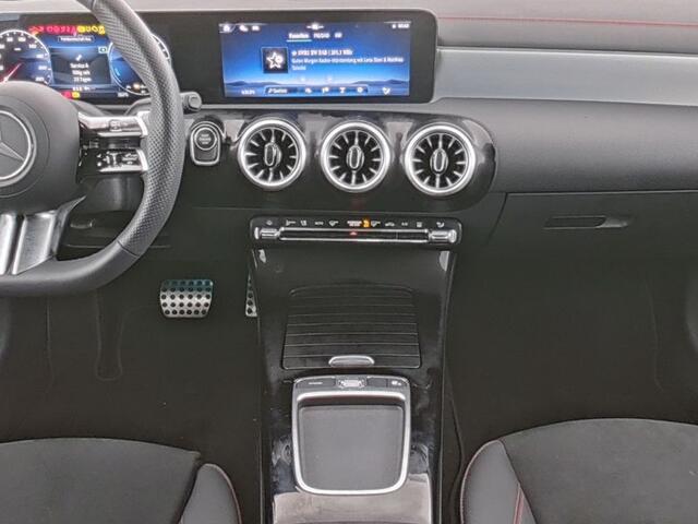 Mercedes-Benz CLA-KLASSE 250 e AMG Plug-In Hybride | AMG Line | Panorama Schuif-Kanteldak | NIght Pakket | Sfeerverlichting | Trekhaak | Inclusief 24 maanden MB Certified garantie voor Europa.